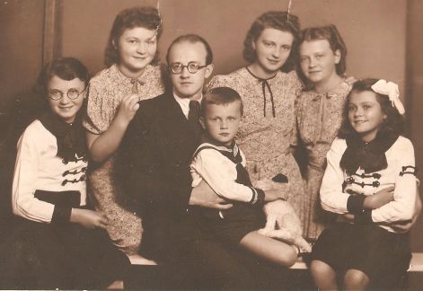 a_het_gyerek_1938_ban_001.jpg a_het_gyerek_1938_ban_001.jpg