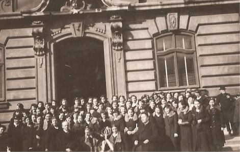 a_zsambeki_tanitokepzo_novendekeivel_a_varkapolna_elott.jpg a_zsambeki_tanitokepzo_novendekeivel_a_varkapolna_elott.jpg